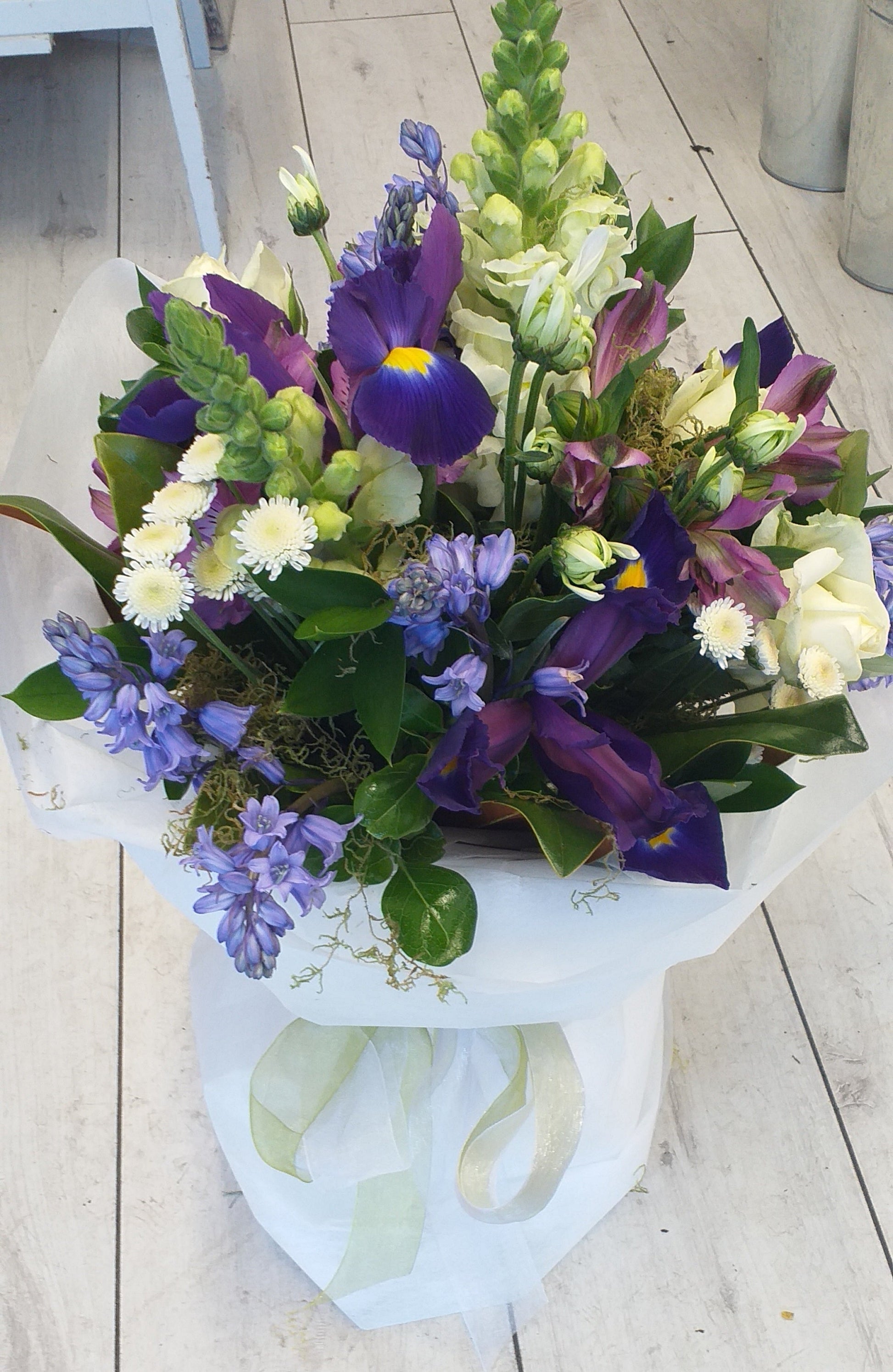 Flower Bouquet, Blue and White blue bells, iris, alstro, chrysies, Stck,