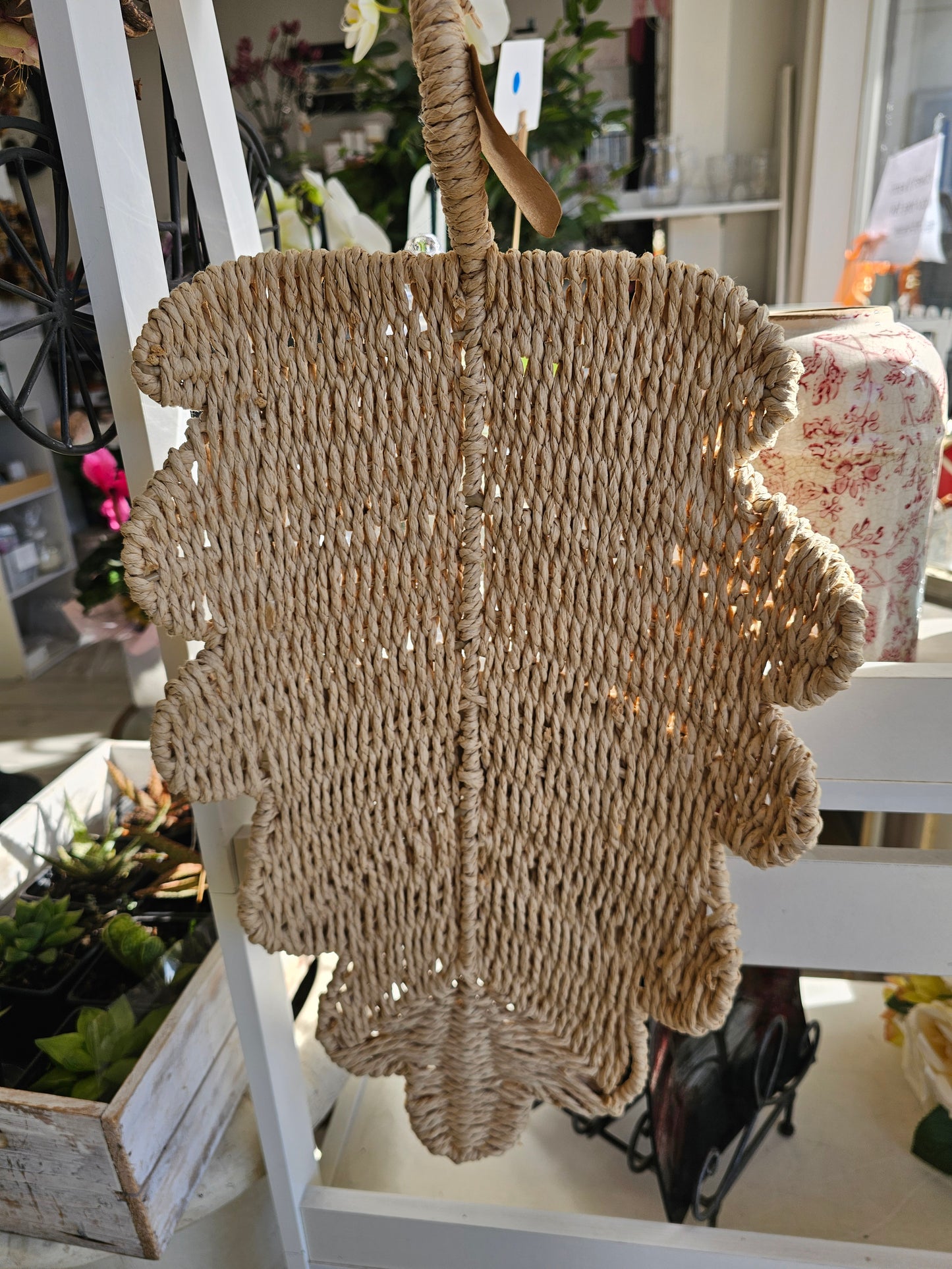 Woven leaf-shaped decorative tray with handle