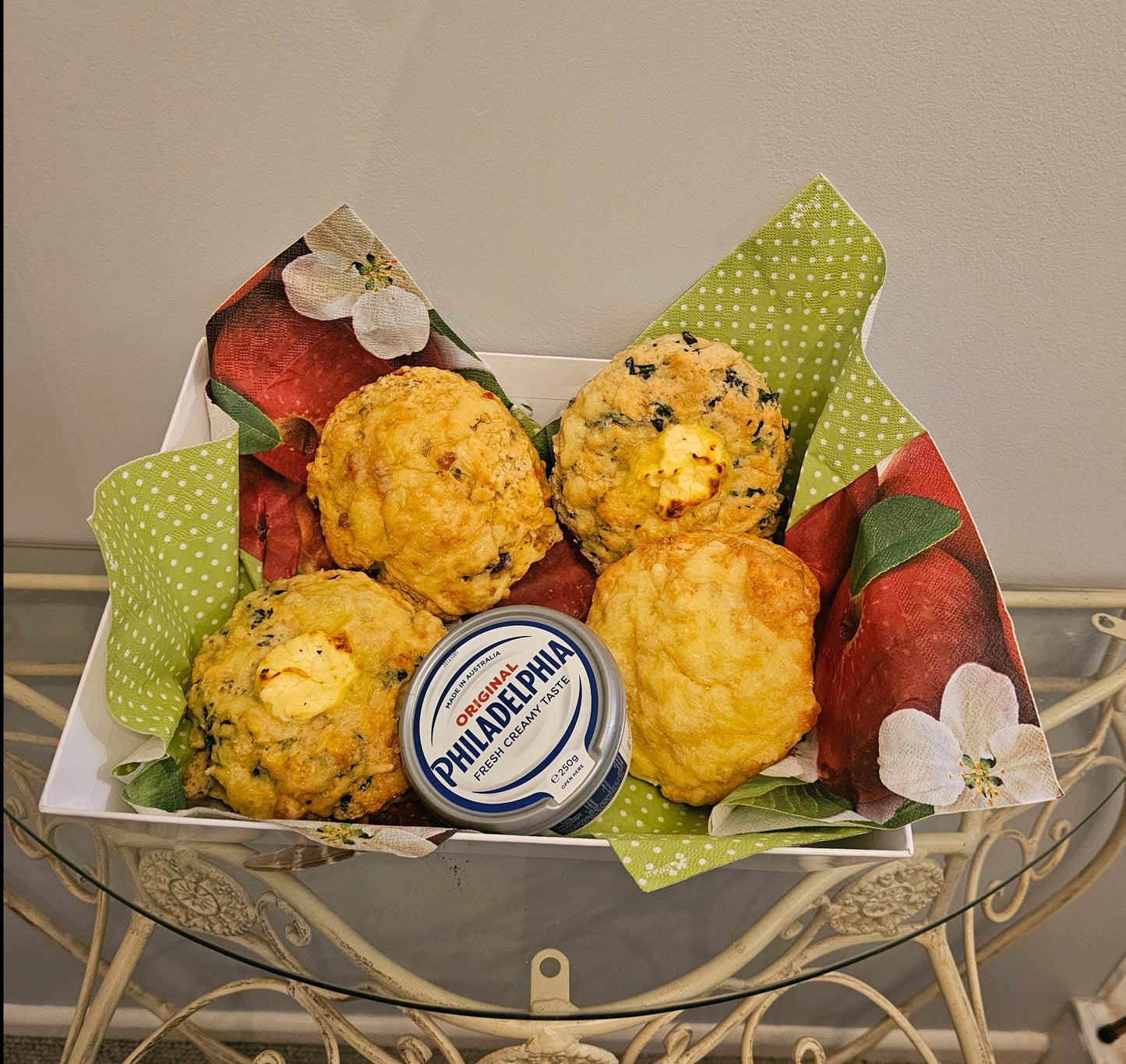 Gift tray 4 gourmet scones and cream cheese