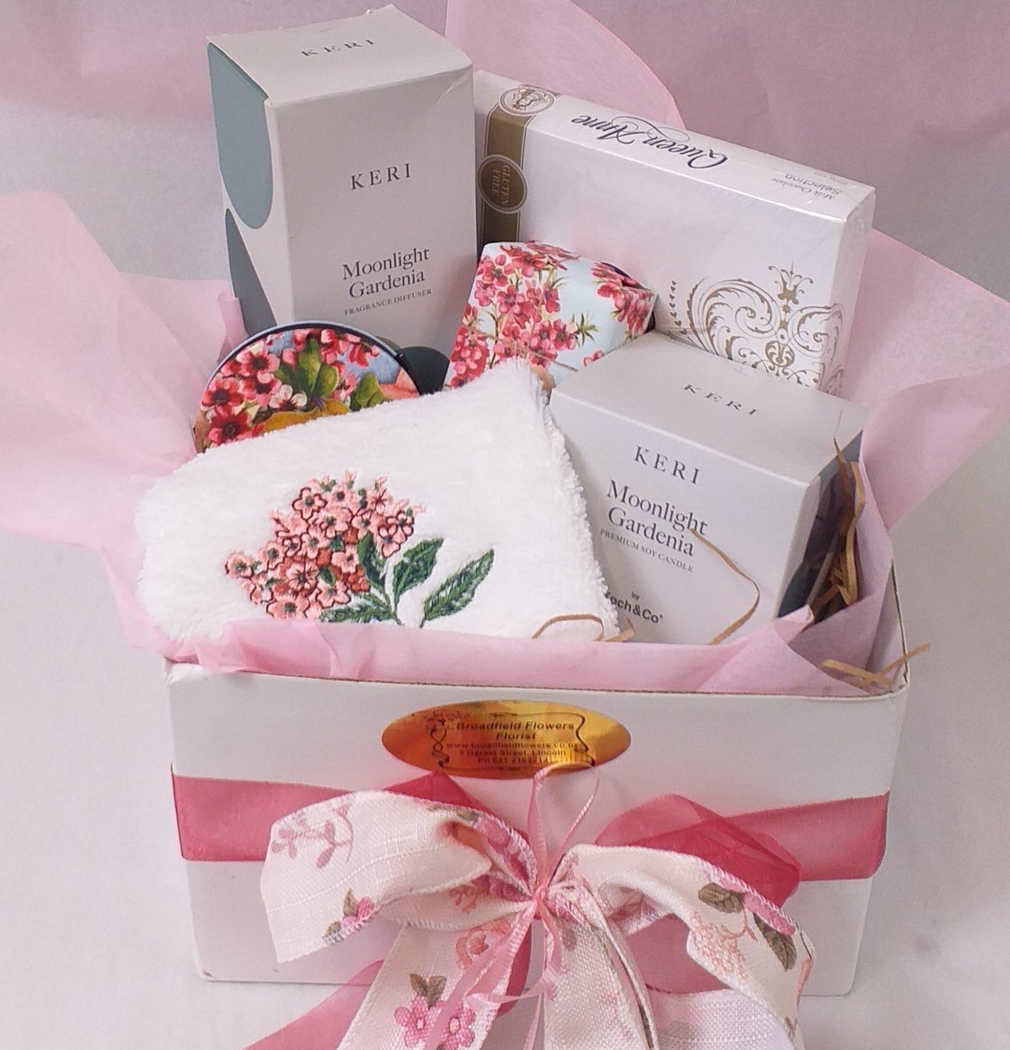 Giftbox, Especially for Her Hand towel, soap, mirror, room diffuser, candle, chocolates