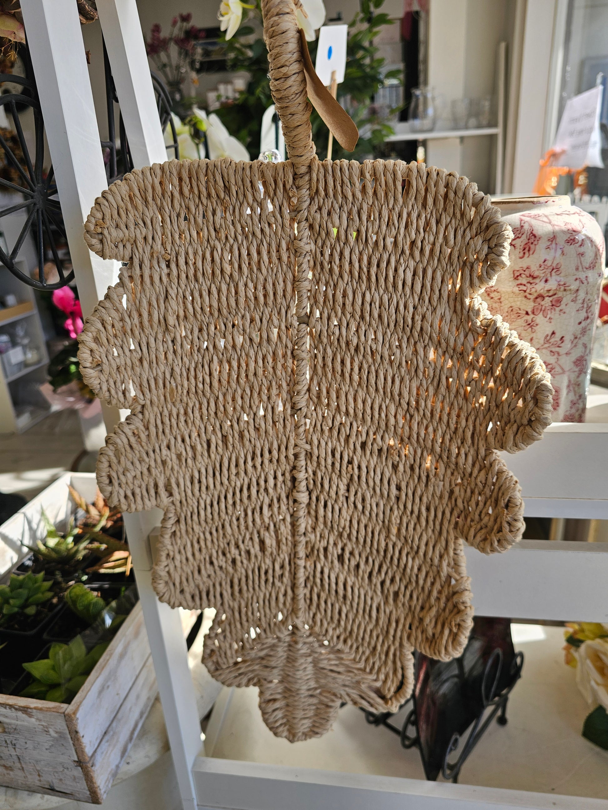 Woven leaf-shaped decorative tray with handle